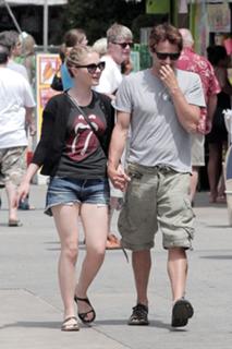 Anna Paquin feet photo thumbnail