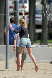 Anna Paquin feet photo thumbnail