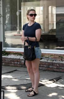 Anna Paquin feet photo thumbnail