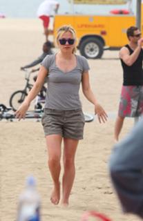 Anna Paquin feet photo thumbnail