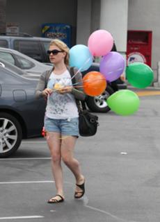 Anna Paquin feet photo thumbnail