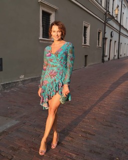 Anna Popek feet photo thumbnail