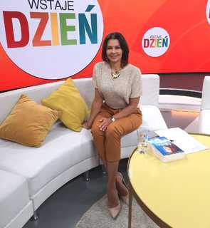 Anna Popek feet photo thumbnail