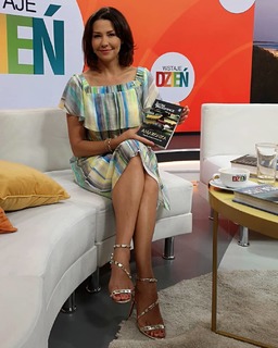 Anna Popek feet photo thumbnail