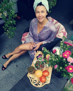 Anna Popek feet photo thumbnail