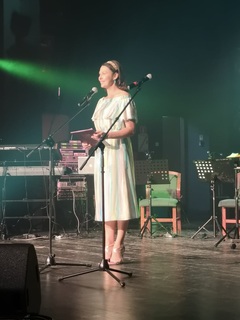 Anna Popek feet photo thumbnail