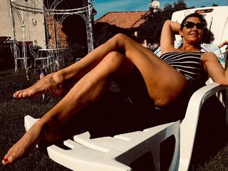 Anna Popek feet photo thumbnail