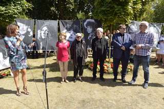 Anna Popek feet photo thumbnail