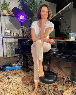 Anna Popek feet photo thumbnail