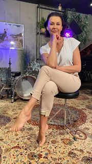 Anna Popek feet photo thumbnail