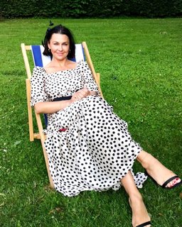 Anna Popek feet photo thumbnail