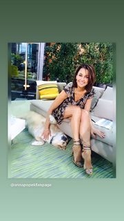 Anna Popek feet photo thumbnail