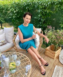 Anna Popek feet photo thumbnail