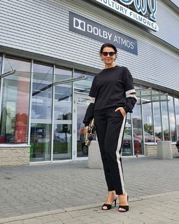 Anna Popek feet photo thumbnail