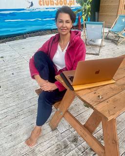 Anna Popek feet photo thumbnail