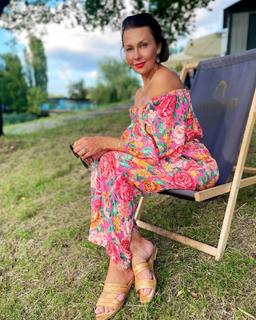 Anna Popek feet photo thumbnail