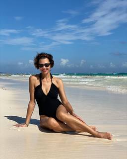 Anna Popek feet photo thumbnail