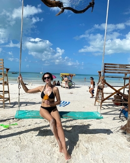 Anna Popek feet photo thumbnail