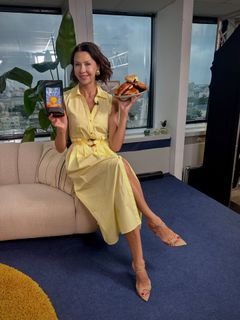 Anna Popek feet photo thumbnail