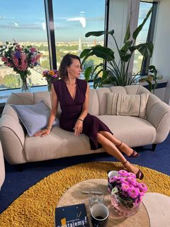 Anna Popek feet photo thumbnail