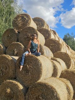 Anna Popek feet photo thumbnail