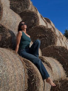 Anna Popek feet photo thumbnail