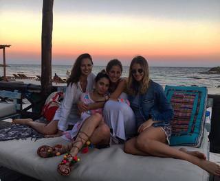 Anna Safroncik feet photo thumbnail