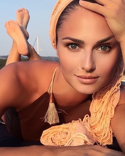 Anna Safroncik feet photo thumbnail