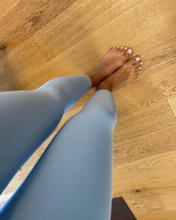 Anna Safroncik feet photo thumbnail