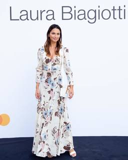 Anna Safroncik feet photo thumbnail