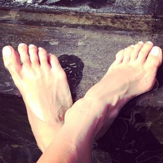 Anna Semenovich feet photo thumbnail