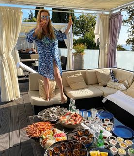 Anna Semenovich feet photo thumbnail