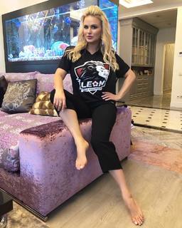 Anna Semenovich feet photo thumbnail