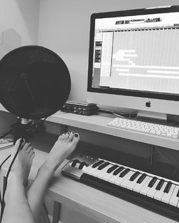 Anna Shurochkina feet photo thumbnail