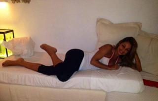 Anna Tatangelo feet photo thumbnail