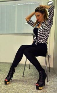Anna Tatangelo feet photo thumbnail
