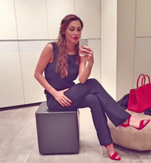 Anna Tatangelo feet photo thumbnail