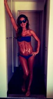 Anna Tatangelo feet photo thumbnail
