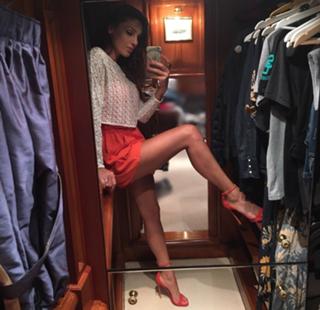 Anna Tatangelo feet photo thumbnail