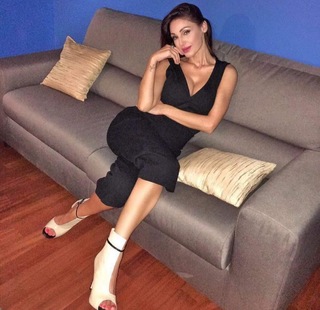 Anna Tatangelo feet photo thumbnail
