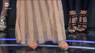 Anna Tatangelo feet photo thumbnail
