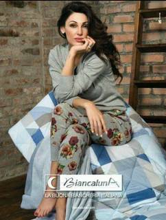 Anna Tatangelo feet photo thumbnail