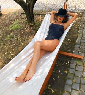 Anna Tatangelo feet photo thumbnail