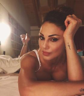 Anna Tatangelo feet photo thumbnail