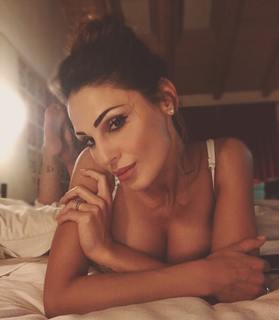 Anna Tatangelo feet photo thumbnail