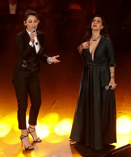 Anna Tatangelo feet photo thumbnail