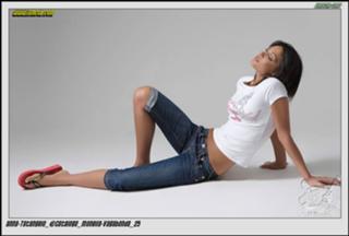 Anna Tatangelo feet photo thumbnail