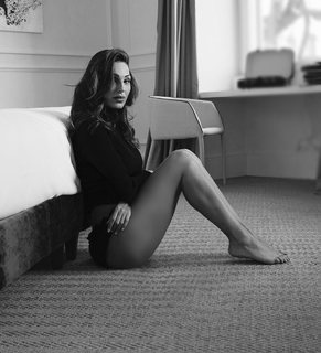 Anna Tatangelo feet photo thumbnail