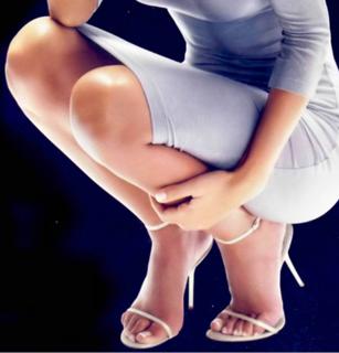Anna Tatangelo feet photo thumbnail