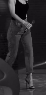 Anna Tatangelo feet photo thumbnail